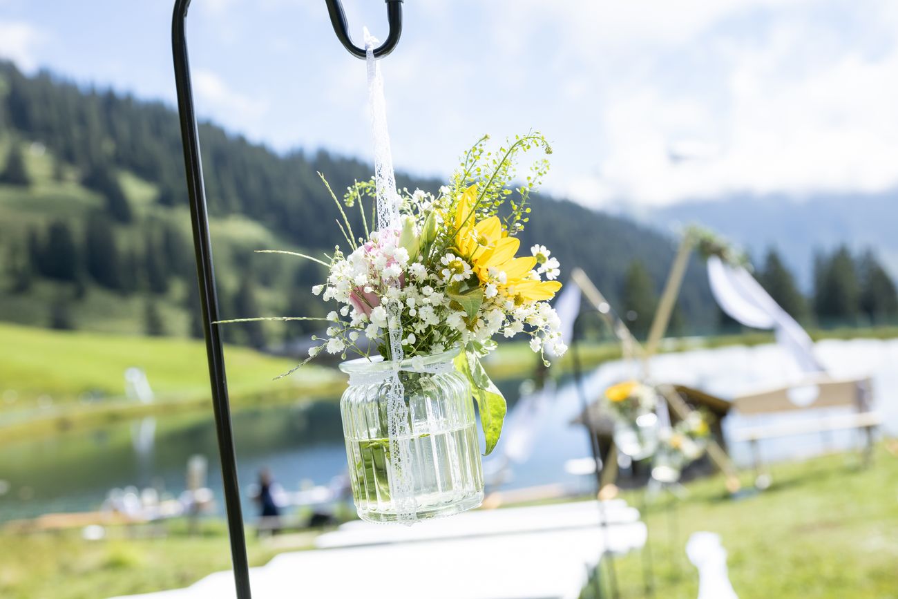 Florale Dekoration bei einer freien Trauung